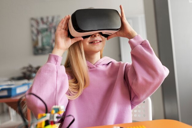 Niña probando gafas vr y divirtiéndose