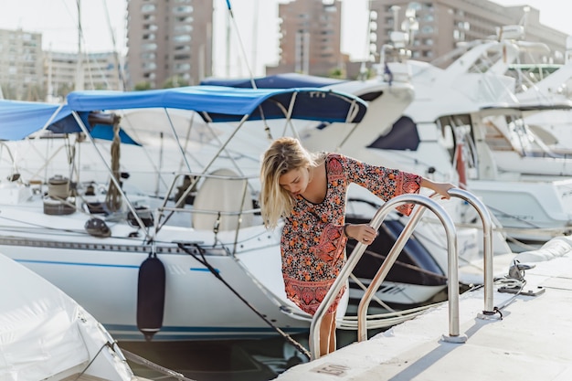 La niña en el puerto