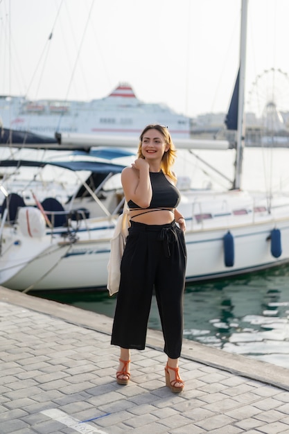 Foto gratuita la niña en el puerto