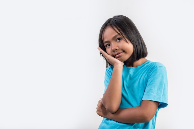 Niña que piensa en tiro del estudio