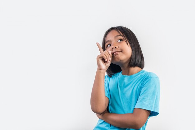 Niña que piensa en tiro del estudio