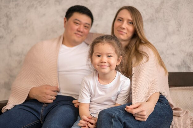 Foto gratuita niña quedándose con sus padres