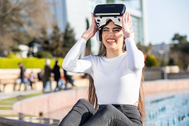 Foto gratuita una niña quitándose las gafas vr y riéndose foto de alta calidad