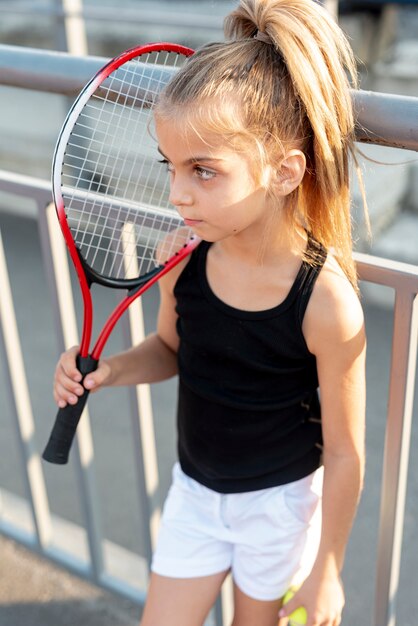Niña con raqueta de tenis