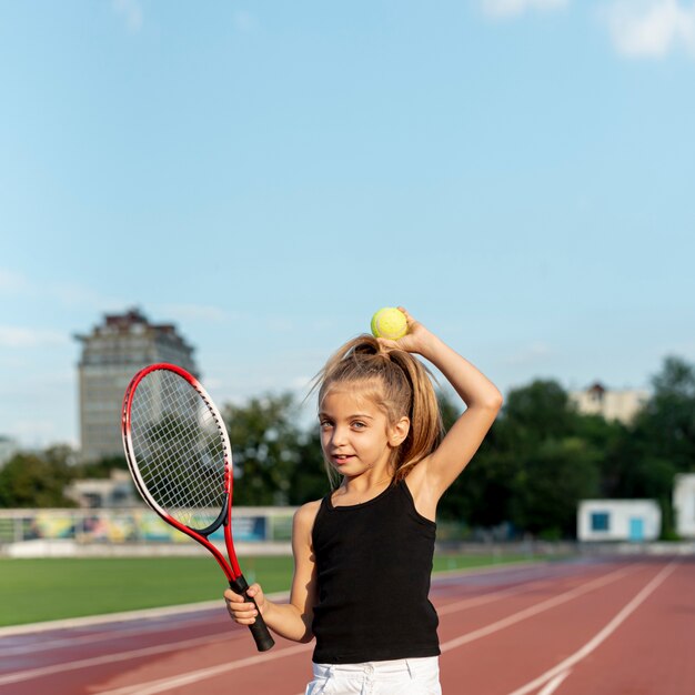 Niña con raqueta de tenis