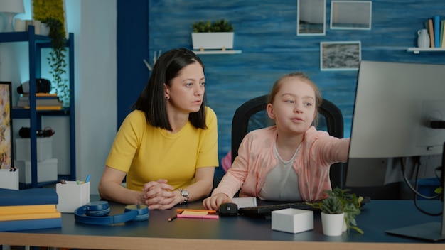 Niña recibiendo ayuda con la tarea de la madre