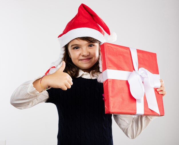 Niña con un regalo grande