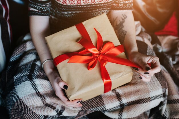 Niña con un regalo en el regazo