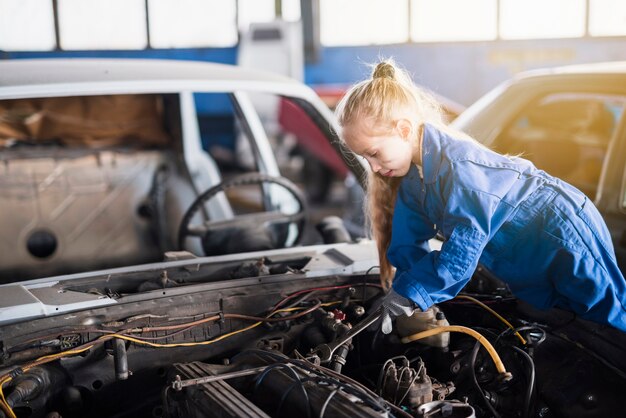 Niña, reparación, coche, con, llave inglesa