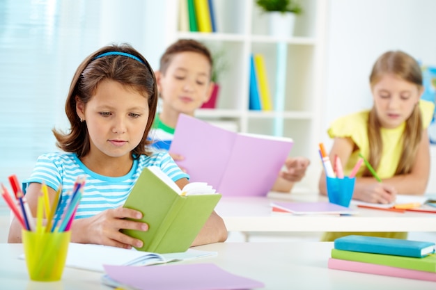 Niña revisando su libro