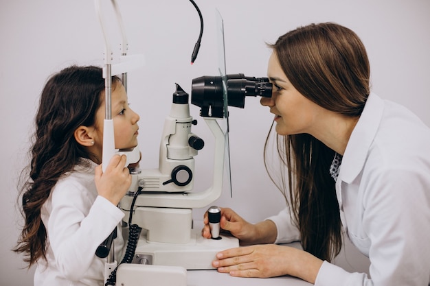 Foto gratuita niña revisando su vista en el centro de oftalmología