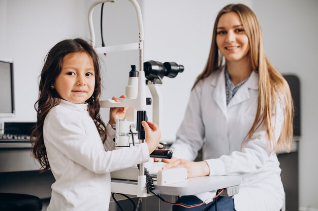 Niña revisando su vista en el centro de oftalmología