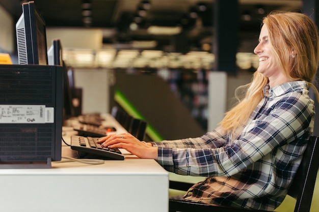 Niña riendo en la computadora