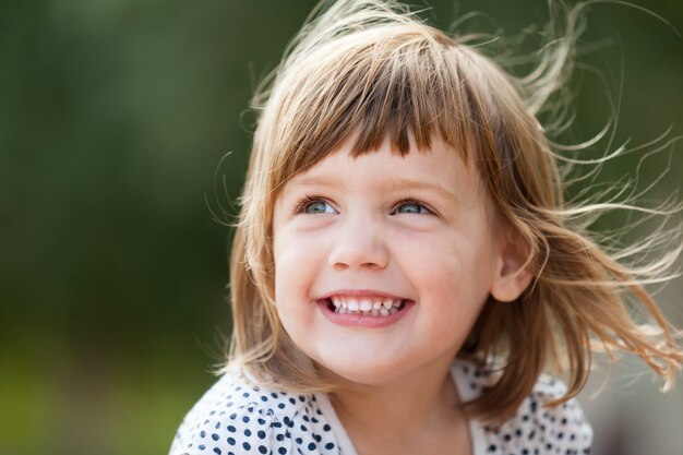 niña riendo