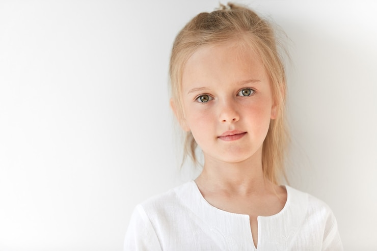 Foto gratuito niña rubia con blusa blanca