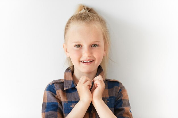 Niña rubia con camisa a rayas