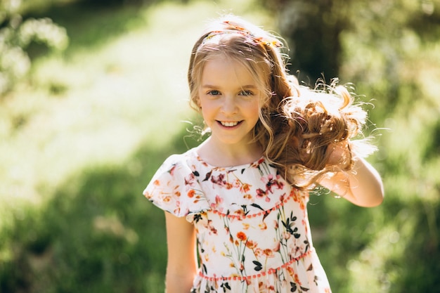 Niña rubia en el parque