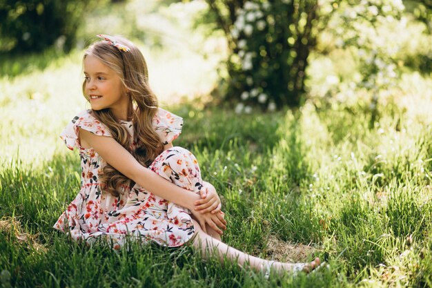 Niña rubia en el parque