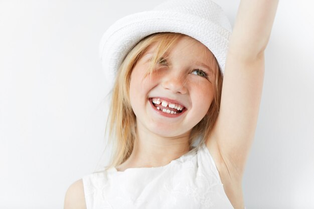 Niña rubia con sombrero blanco