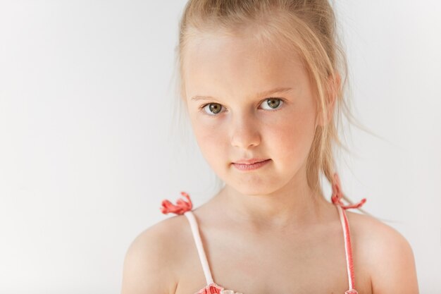 Niña rubia con vestido de verano