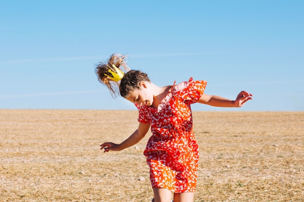 Niña saltando en el campo