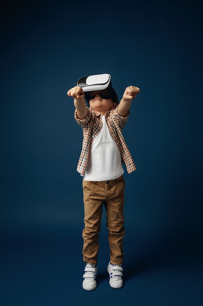 Niña saltando con gafas de casco de realidad virtual aislado