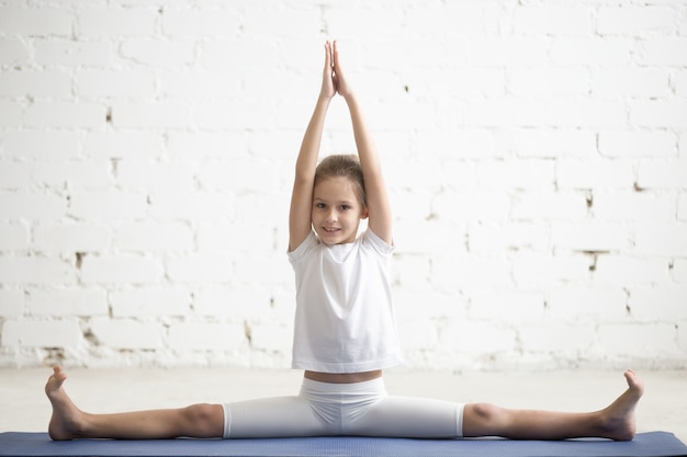 Foto gratuita niña en samakonasana plantean, estudio de fondo blanco