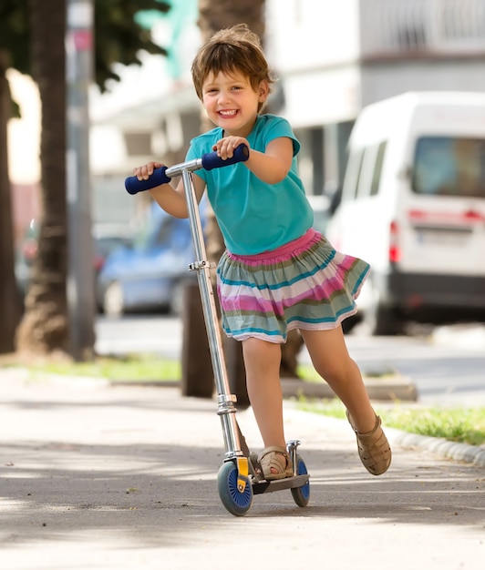 Niña con scooter