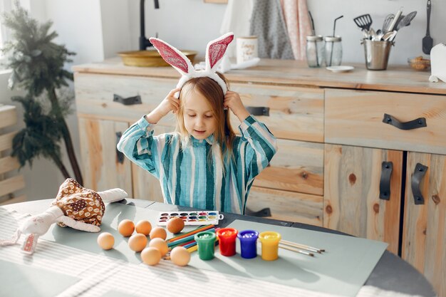 Niña sentada en una cocina