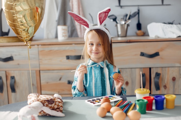 Niña sentada en una cocina