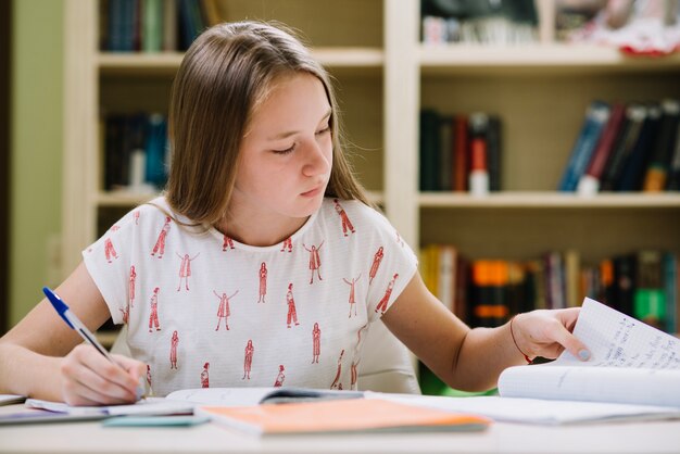 Niña sentada y estudiando