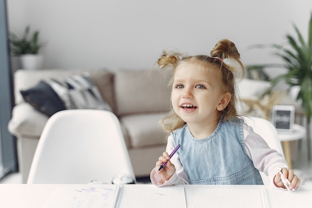 Niña sentada en una mesa con libros