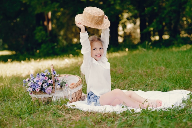 niña sentada en un parque