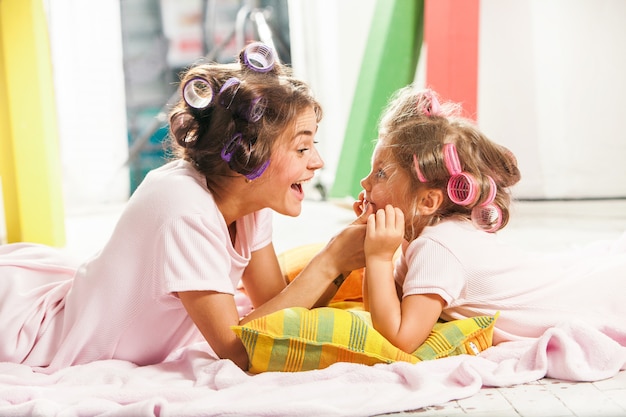 Niña sentada con su madre y jugando