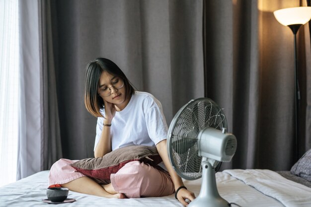 Una niña sentada y tomando café en el dormitorio.