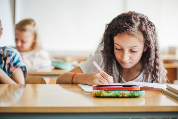 Niña, sentado, escuela, escritorio, escritura