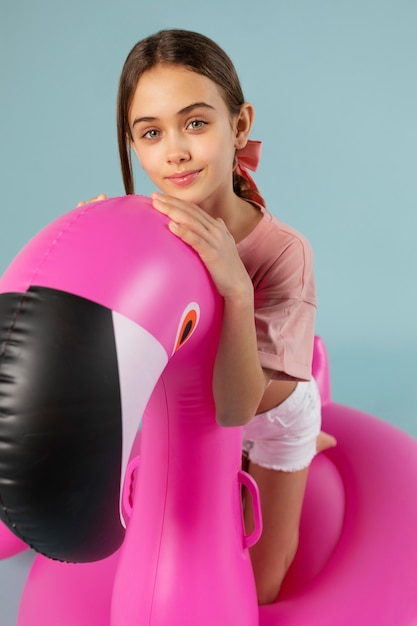 Niña, sentado, en, inflable, flamingo