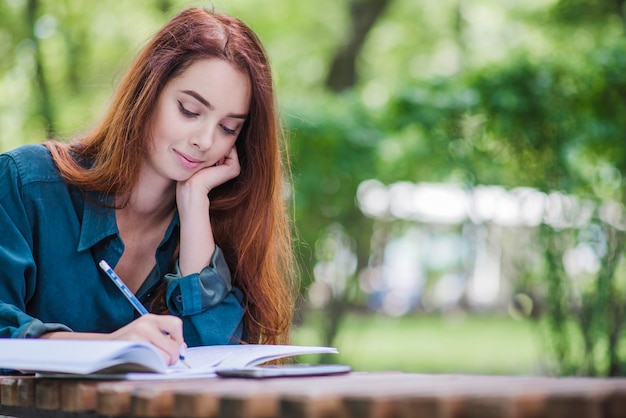 Niña, sentado, tabla, escritura