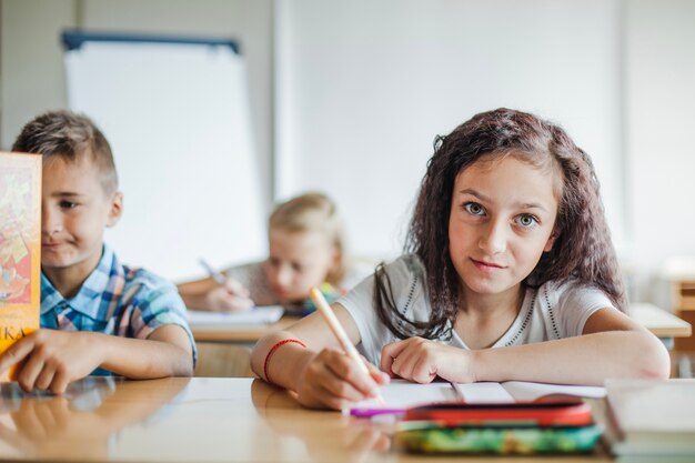 Niña, sentado, tabla, escritura