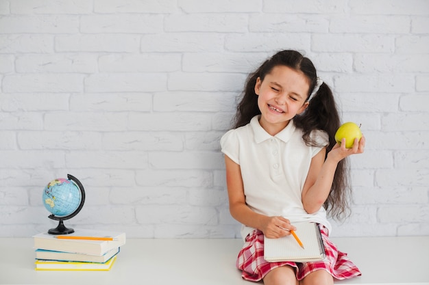 Foto gratuita niña, sentado, tenencia, manzana