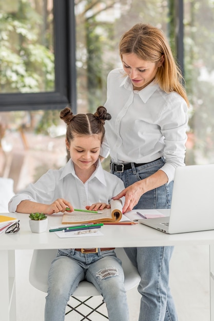 Niña siendo educada en casa