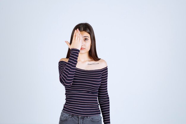 La niña se siente agotada y parece somnolienta.