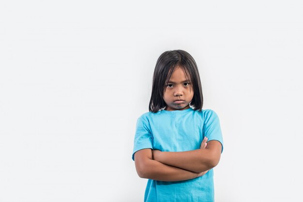 niña se siente enojada en tiro del estudio