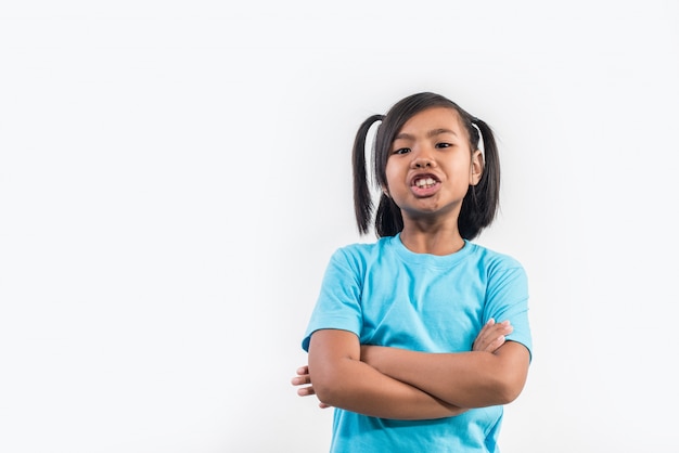 niña se siente enojada en tiro del estudio