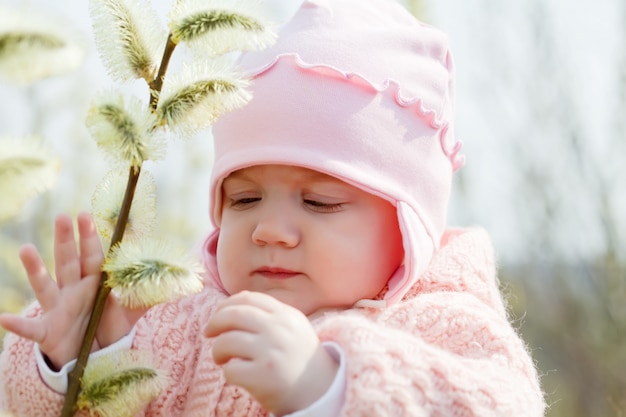 Niña de siete meses en primavera