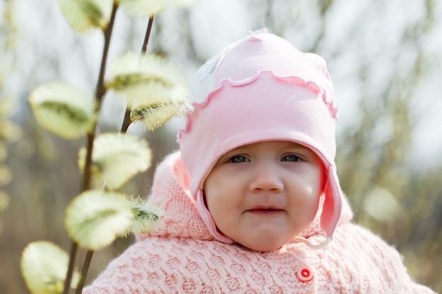 Niña de siete meses en primavera