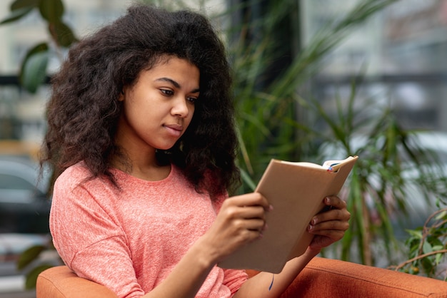 Niña, en, sillón, lectura