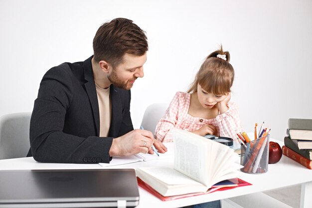 Niña con síndrome de Down estudiando con su maestra en casa