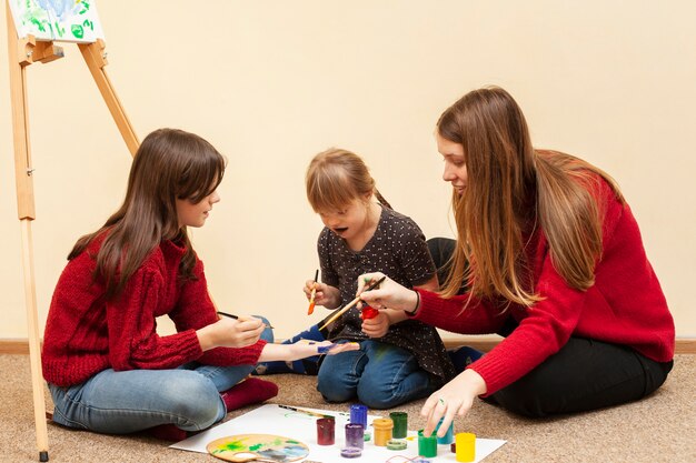 Niña con síndrome de down pintando con colores