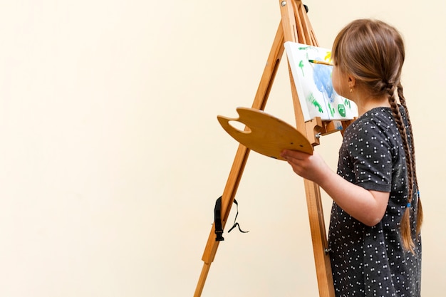 Niña con síndrome de down pintura con copia espacio